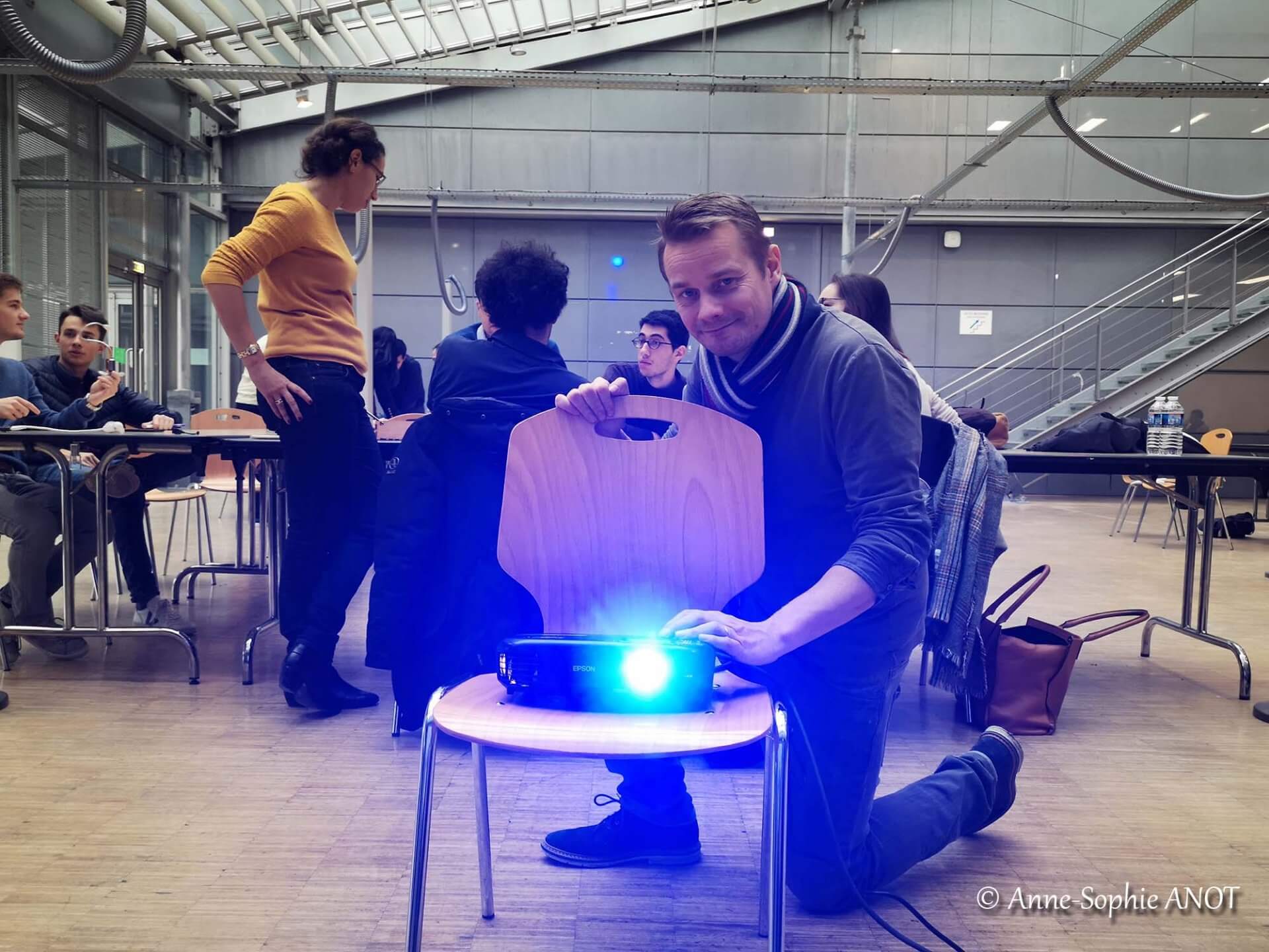 homme avec un retro-projecteur