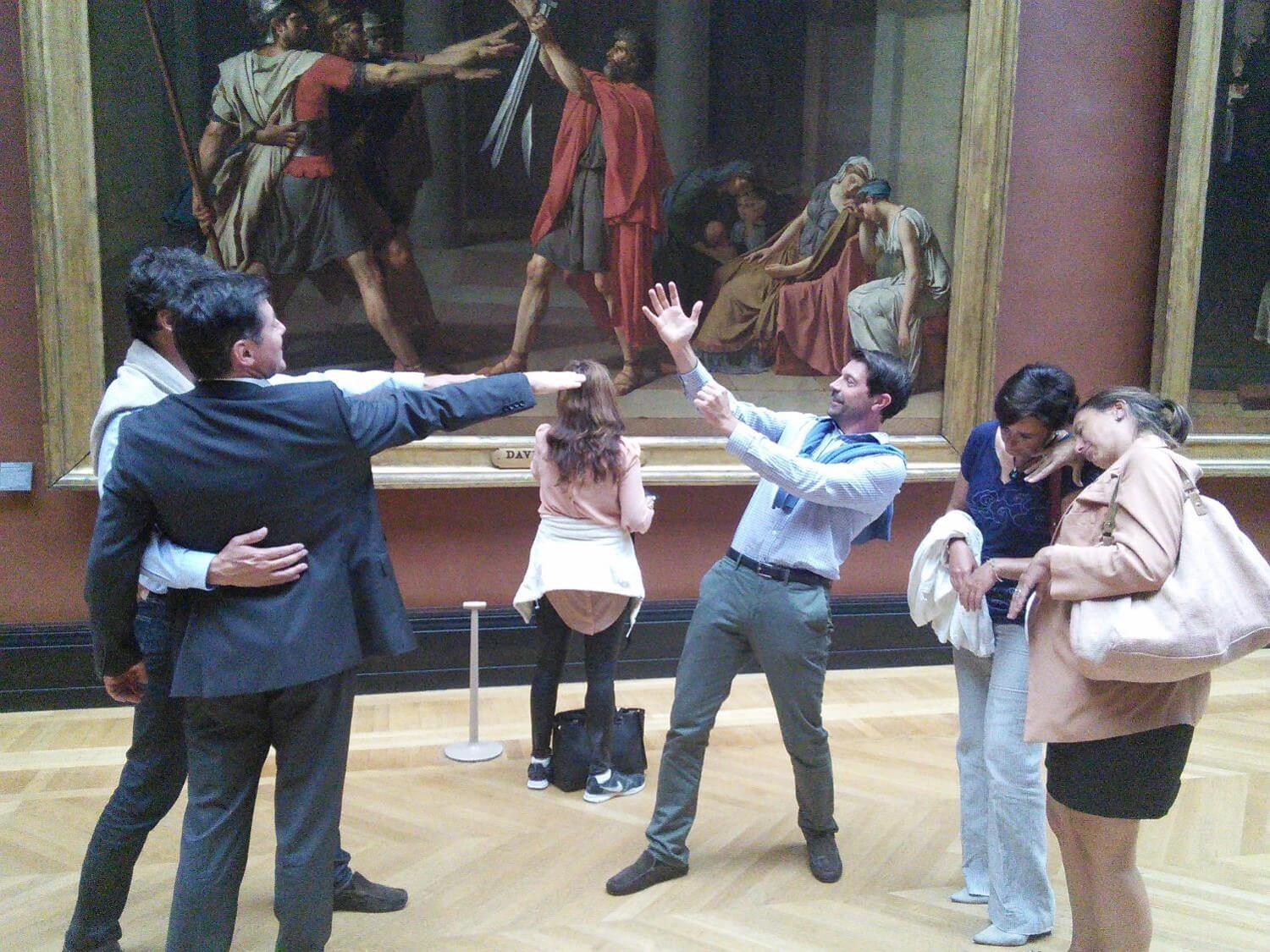 Personnes qui posent comme une oeuvre