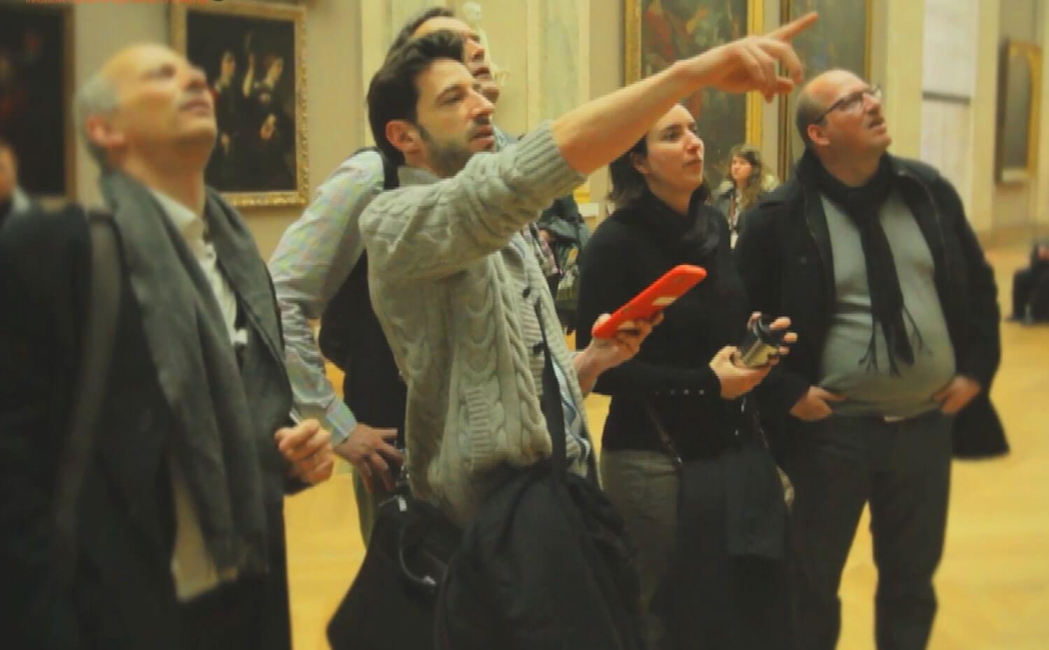 Groupe qui regarde une oeuvre