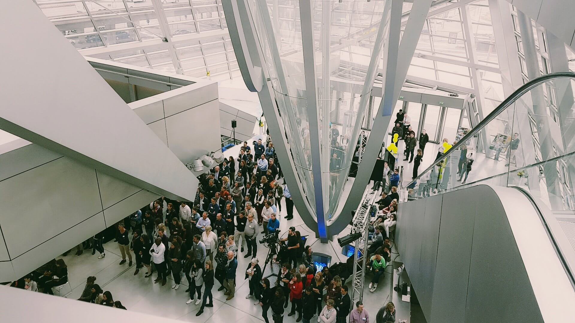 Groupe à l'entrée du Louvre