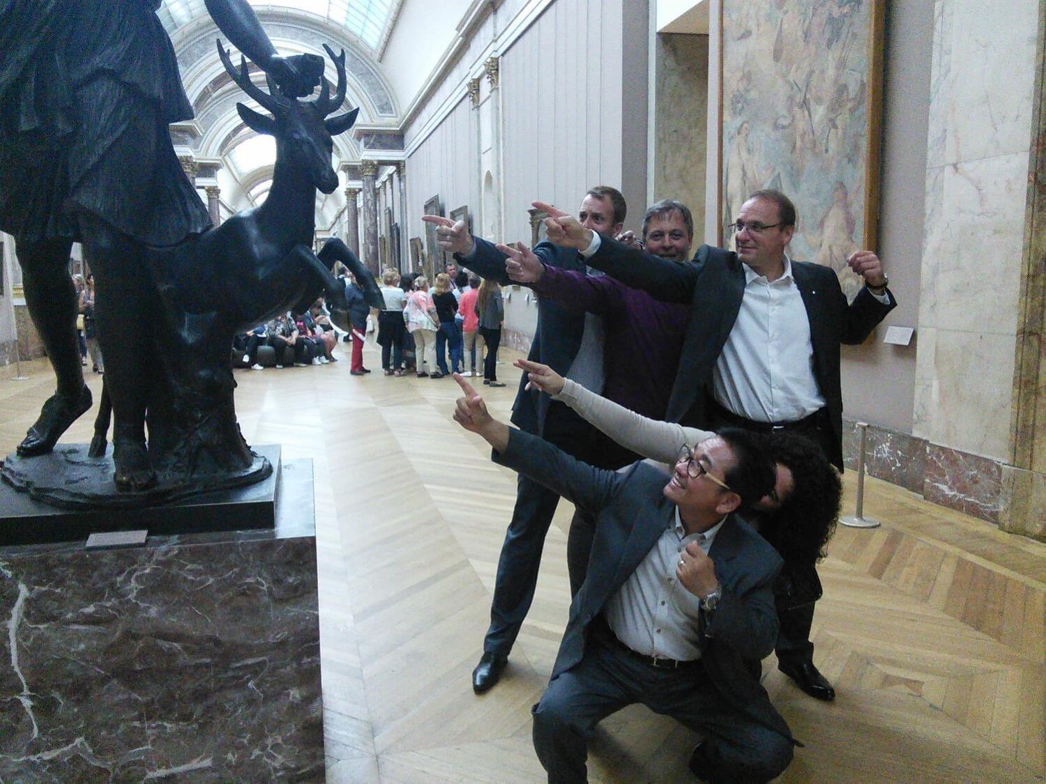 Personnes posent avec une statue