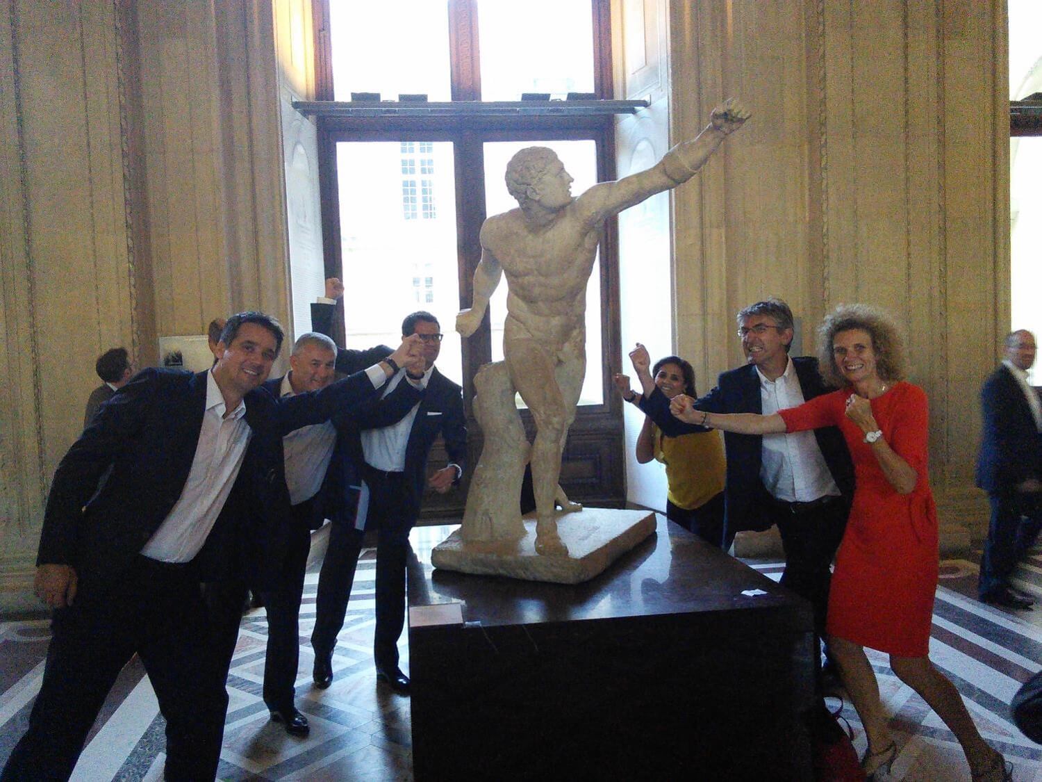 Personnes autour d'une statue