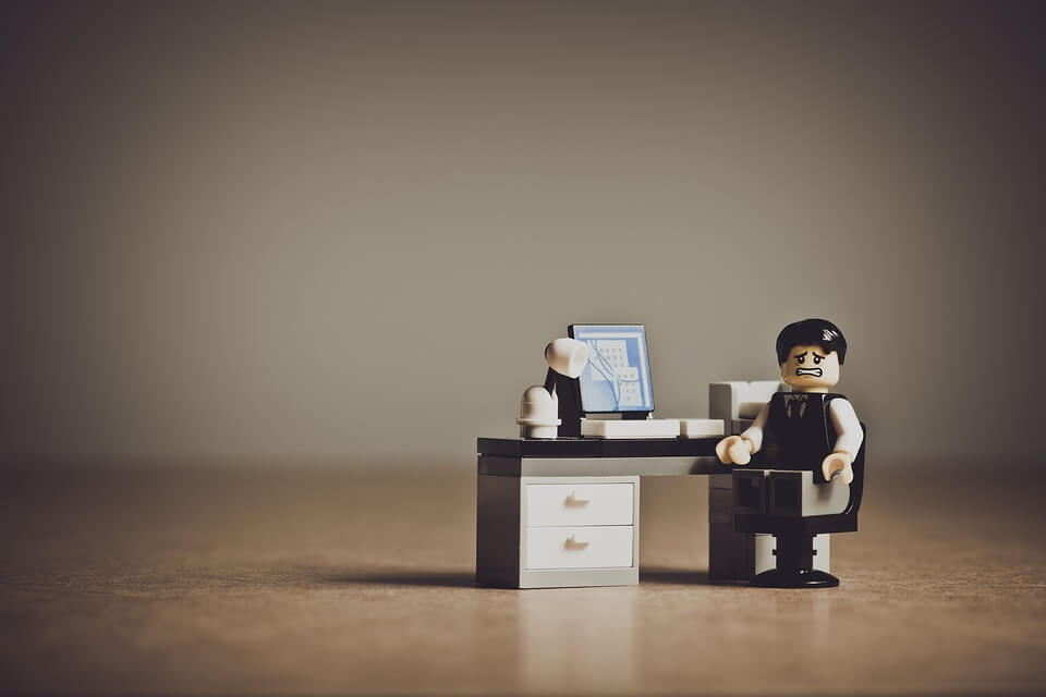 jouer d'une personne assise à son bureau