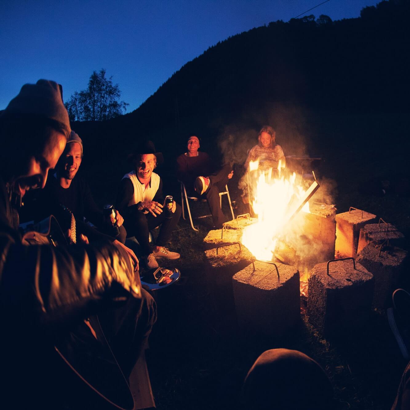 Personnes autour d'un feu