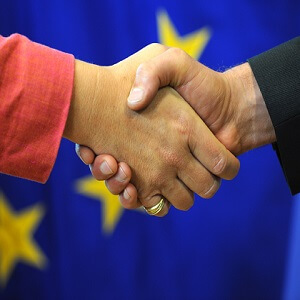 symbolique de la poignée de mains sur fond de Drapeau européen